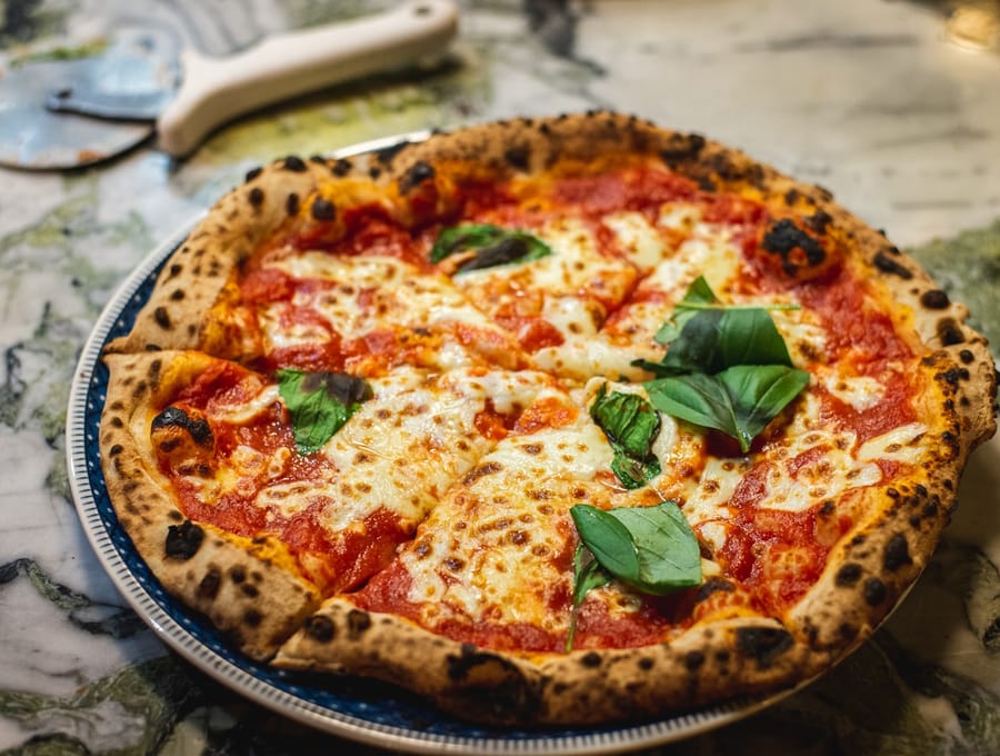 Pizza Margherita aus dem Steinofen