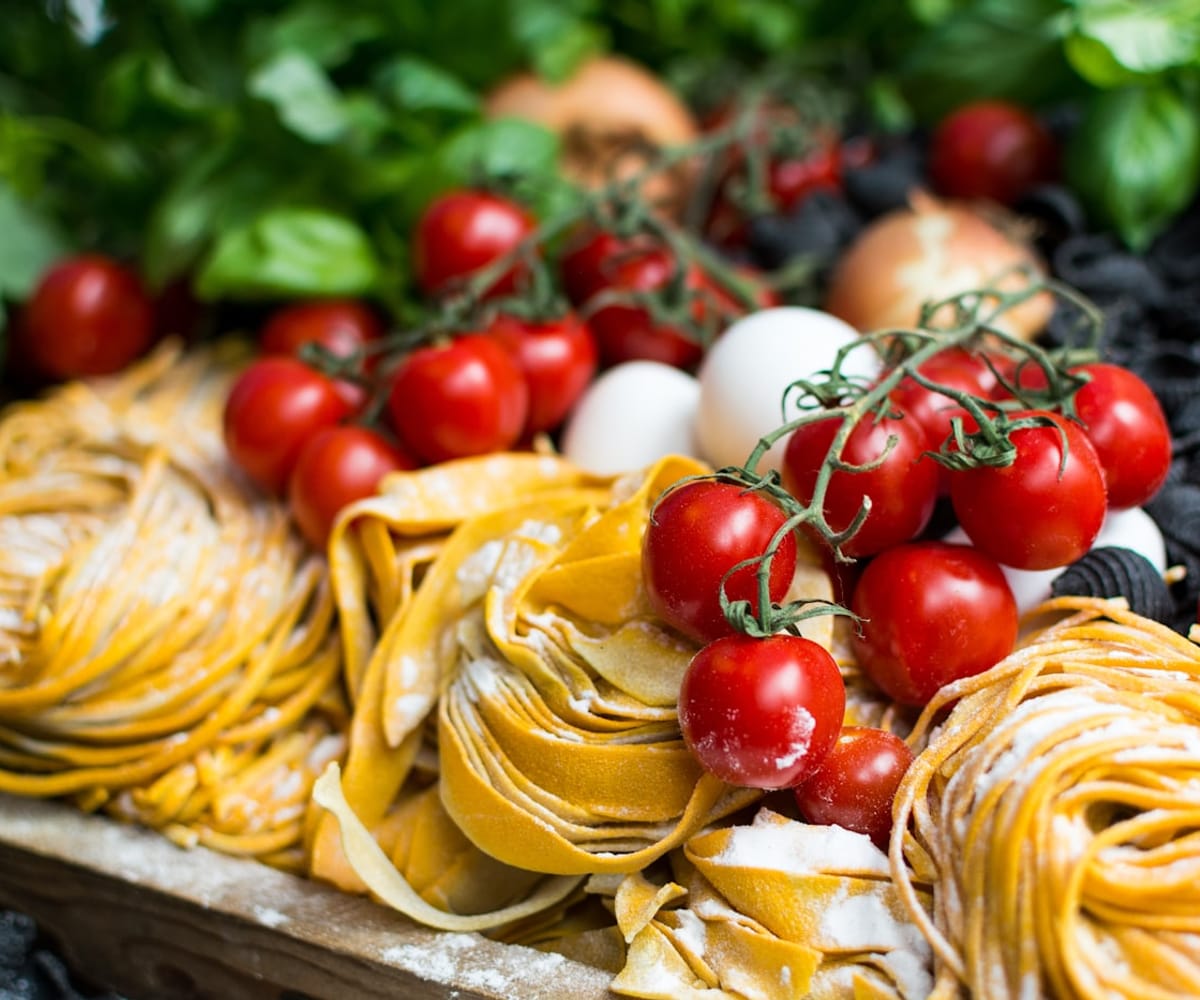 Italienische Spezialitäten — Pasta, Tomaten, Mozzarella und Basilikum